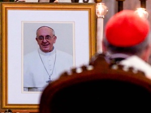Wąska nisza, prosty napis. Tak wygląda grób papieża Franciszka