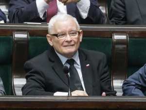 PiS liderem sondażu. Notowania KO lecą na łeb na szyję   
