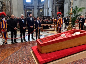 Jak będą przebiegały jutrzejsze uroczystości pogrzebowe papieża Franciszka?