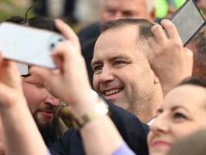 Wówczas nikt nie wierzył. Zestawiono kadry z wieców Dudy i Nawrockiego