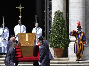 Zakończyły się uroczystości pogrzebowe Franciszka. Papieża żegnało co najmniej 400 tys. osób