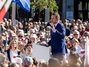 Szarpali mnie posłowie PO. Ofiara agresji na wiecu Trzaskowskiego przerywa milczenie