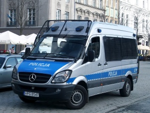 Czarnoskóry mężczyzna zaatakował jadącego hulajnogą Polaka. Policja publikuje portret pamięciowy