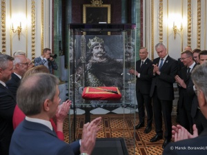 Symboliczne zdjęcie liderów Trójmorza zgromadzonych wokół włóczni św. Maurycego i wizerunku Chrobrego