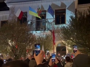 Uczestnik wiecu ściągnął z urzędu ukraińską flagę. Będzie doniesienie do prokuratury
