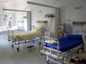 Dantejskie sceny w szpitalu. Pacjent popił pielęgniarkę