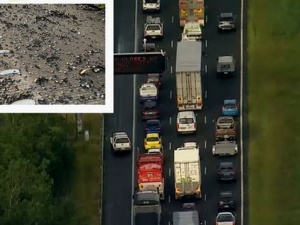 300 samochodów z przebitymi oponami na australijskiej autostradzie. Komunikacyjny chaos