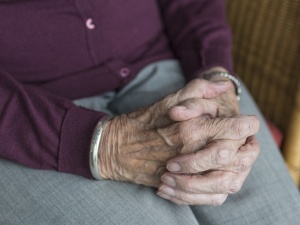Ten problem dotyka coraz większą liczbę seniorów. Niepokojące statystyki