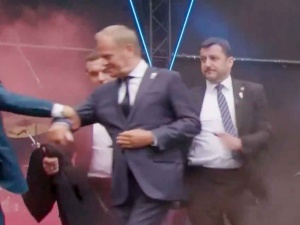 Incydent w Holandii. Ochroniarze wyprowadzili Tuska ze sceny