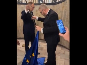 Braun zerwał flagę, tym razem UE. Policja podjęła działania