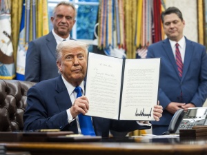 Donald Trump podjął decyzję. Chodzi o zakaz finansowania zagranicznych laboratoriów