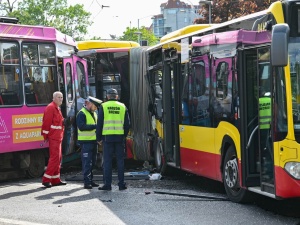 Wrocław: Zderzenie autobusu z tramwajem. Kilkanaście osób poszkodowanych