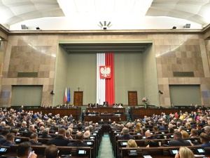Najnowszy sondaż. PiS i KO niemal eq aequo