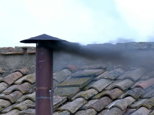 Czarny dym z Kaplicy Sykstyńskiej. Kardynałowie nie wybrali papieża
