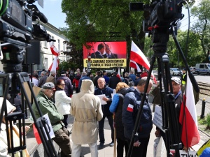 Sławomir Cenckiewicz stawił się w prokuraturze. Na miejscu tłum protestujących przeciw represjom