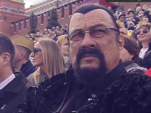 Światowe gwiazdy filmu na trybunie honorowej w Moskwie