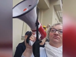 Cała Polska śpiewa z nami, wpie.dalać z płodziakami. Koszmar przed aborcyjną przychodnią w Warszawie [VIDEO]
