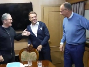 Coraz więcej pytań w sieci. Czym jest biały przedmiot (proszek?), który Macron chowa na nagraniu?