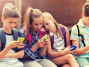 Instytut Spraw Obywatelskich apeluje o zakaz smartfonów w szkołach od września 2025 roku