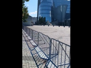 Uśmiechnięte barierki wracają pod siedzibę TVP w likwidacji. Tak wygląda prawdziwa debata