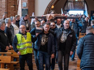 Tłum Wojowników Maryi wypełnił archikatedrę w Szczecinie