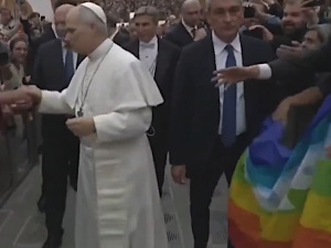 Papież Leon XIV odwrócił się od tęczowej flagi. To nagranie obiega świat