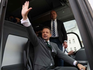 Polacy zdecydowali. W nowym sondażu Trzaskowski i Braun idą niemal łeb w łeb