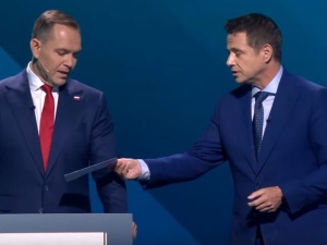 Podczas debaty Trzaskowski wręczył Nawrockiemu kopertę. Ujawniono, co w niej było