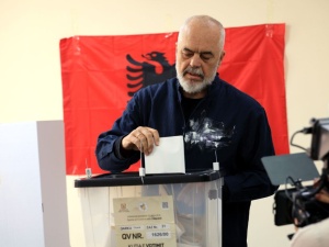 Czwarta kadencja w kieszeni. Rekordowy wynik premiera Albanii