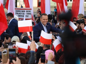 Najnowszy sondaż. Nawrocki goni Trzaskowskiego