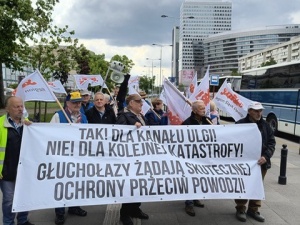 Budowa kanału ulgi dla Białej Głuchołaskiej. Solidarność wsparła manifestację w Warszawie