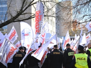 Funkcjonariusze i pracownicy służb mundurowych zrzeszeni w Solidarności zaprotestują w Warszawie