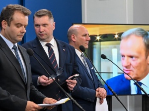 Politycy PiS przypominają słowa Donalda Tuska z 2017 roku ws. migrantów