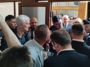 Obrady Sejmiku w Łodzi. Mieszkańcy protestujący przeciw migracji nie zostali wpuszczeni