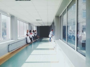 Ruszyła procedura KE o naruszenie prawa ws. rumuńskich pielęgniarek. Na celowniku m.in. Polska  