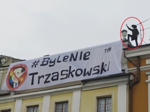 Na spotkaniu z Trzaskowskim pojawił się Zorro i wielki baner Byle nie Trzaskowski