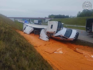 Wypadek na A1. Autostrada w soku pomidorowym