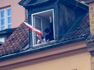Zorro pojawił się w oknie, gdy przemawiał Nawrocki. Trzymaj się