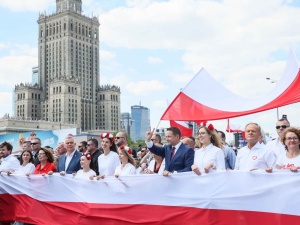 Financial Times: Donald Tusk obciążeniem dla Rafała Trzaskowskiego, a Onet prorządowym portalem