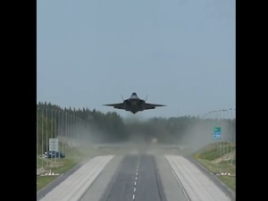 Niezwykłe manewry NATO w Finlandii. Piloci ćwiczą lądowanie na autostradzie