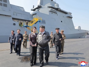 Niszczyciel zatonął podczas wodowania na oczach Kim Dzong Una. Reżim szuka winnych