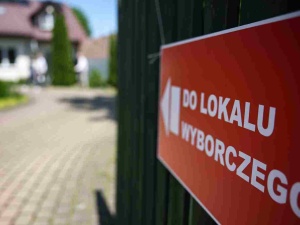 Członkowie warszawskiej komisji z symbolami kampanijnymi. Zareagował Stanowski 