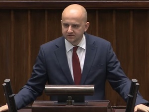 Niemiecka rafineria przy granicy z Polską zwiększa emisję SO₂ wbrew unijnym przepisom
