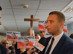 Robert Bąkiewicz oskarżony w związku z obroną kościołów przed dziczą Strajku Kobiet. Jest komentarz