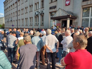 Mieszkańcy Piotrkowa Trybunalskiego nie wpuszczeni na radę miasta: To jest hańba