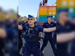 Awantura na Paradzie Równości. Wydarzenie tymczasowo przerwano