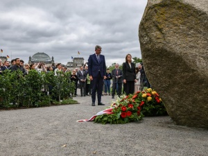 Odsłonięcie kamienia pamięci w Berlinie. Politycy PiS: Zawstydzająca komedia