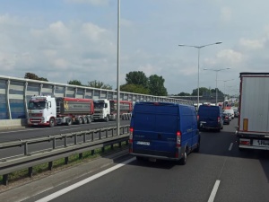 Kluczowa trasa na Poznań całkowicie zablokowana. Karambol na S8