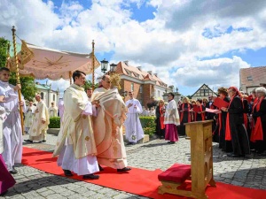 Uroczystości Bożego Ciała. Abp Wojciech Polak: Zapominamy o karmieniu naszego życia mocą Eucharystii
