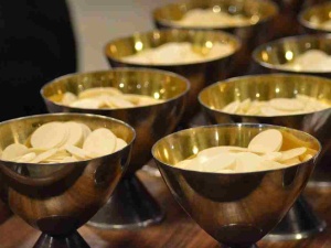 Boże Ciało na Wawelu. Bp Zając: Eucharystia karmi nas odrobiną chleba i daje moc